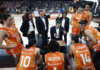 Entrenador del Valencia Basket dando instrucciones a sus jugadoras durante un partido