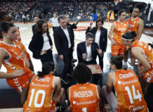 El Valencia Basket se apaga en cifras: dudas y desconexión a las puertas de la Copa Entrenador del Valencia Basket dando instrucciones a sus jugadoras durante un partido