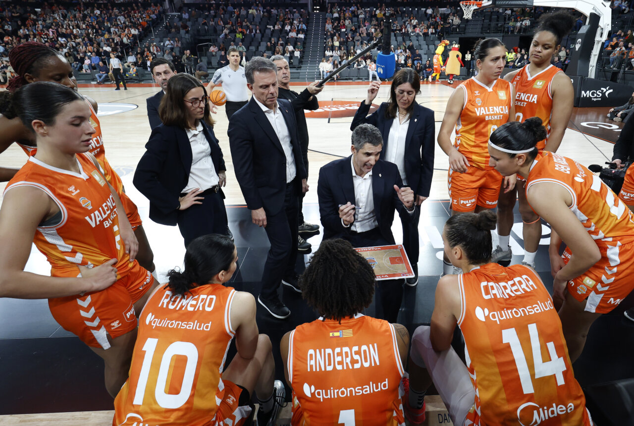 Entrenador del Valencia Basket dando instrucciones a sus jugadoras durante un partido