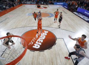 Jugador de Valencia Basket lanzando un tiro libre en un partido emocionante