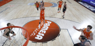 Jugador de Valencia Basket lanzando un tiro libre en un partido emocionante