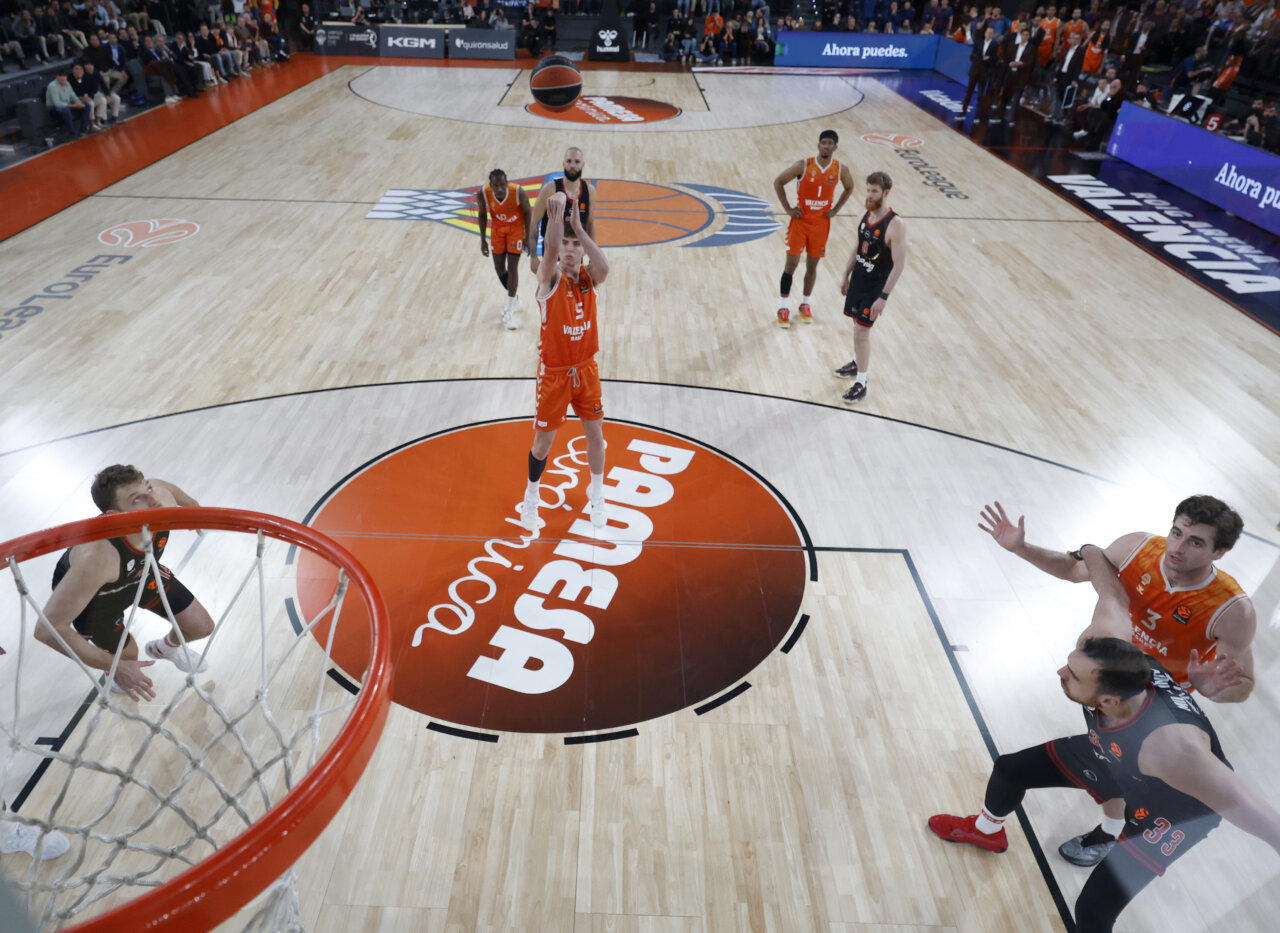 Jugador de Valencia Basket lanzando un tiro libre en un partido emocionante