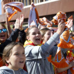 Celebración de las campeonas del Valencia Basket femenino con bufandas