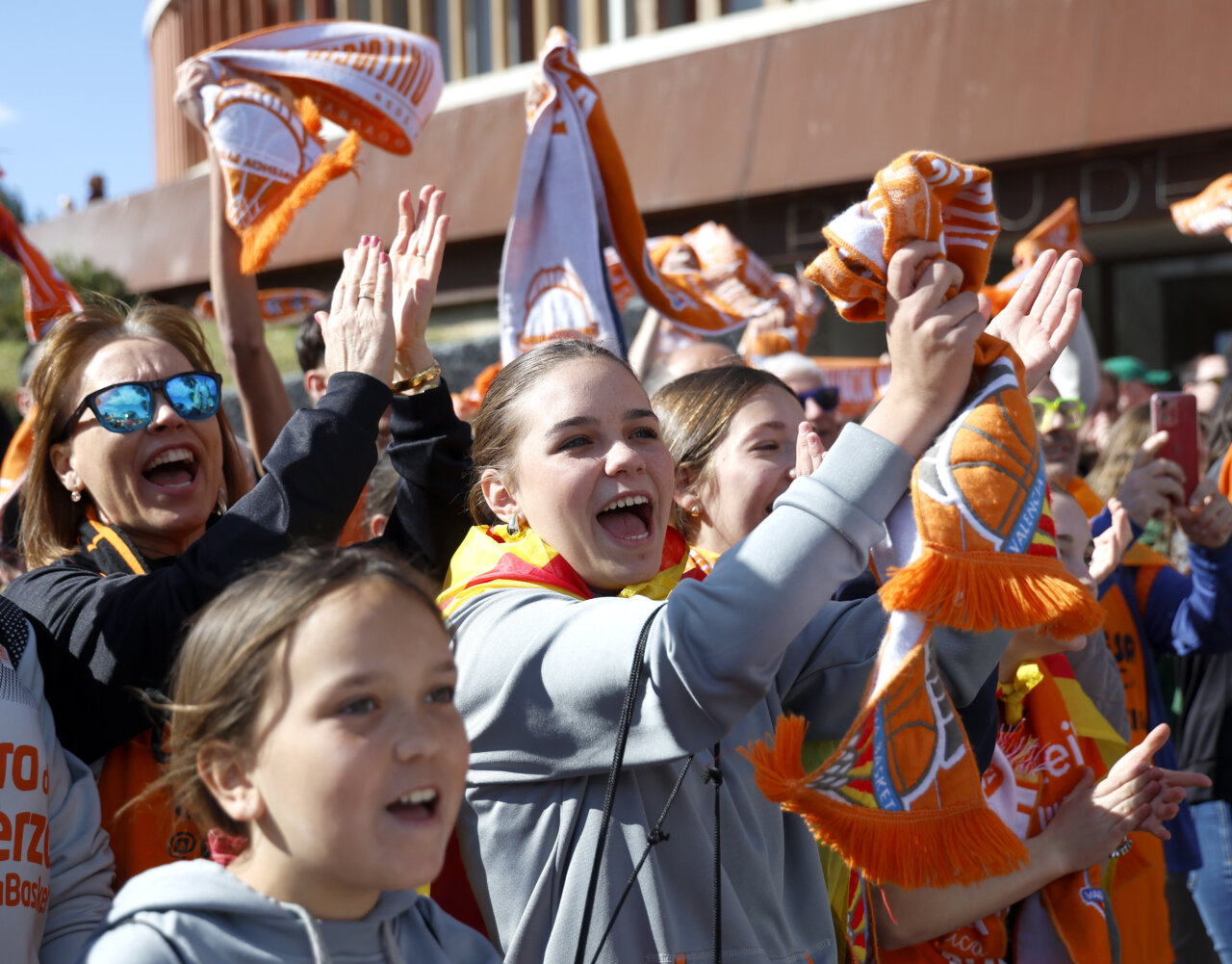 Celebración de las campeonas del Valencia Basket femenino con bufandas
