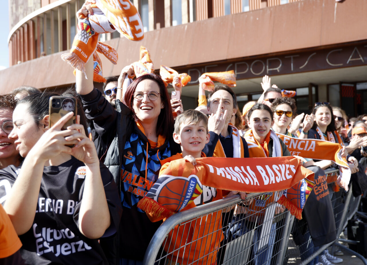 Aficionados del Valencia Basket celebran la victoria en la Copa de la Reina 2026.