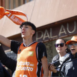 Aficionados celebrando la victoria del Valencia Basket femenino