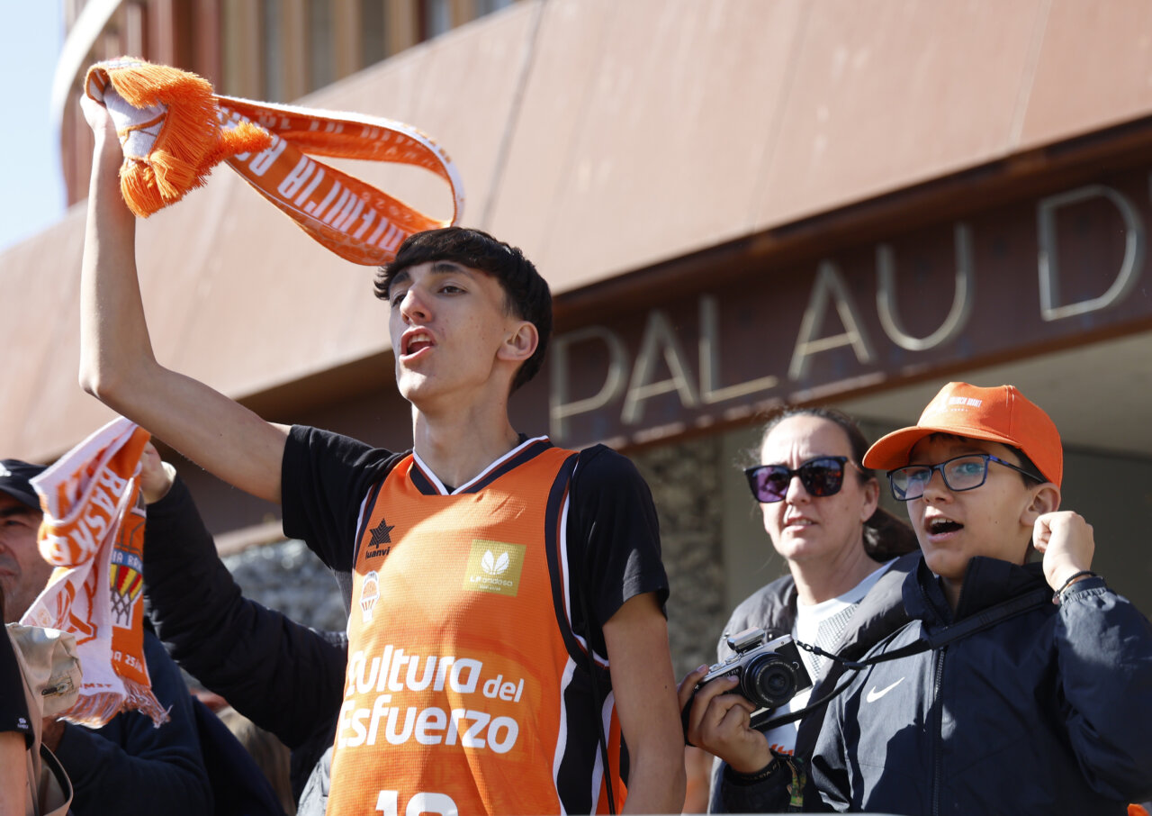 Aficionados celebrando la victoria del Valencia Basket femenino