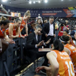 Entrenador y jugadoras de Valencia Basket en la Copa de la Reina 2026