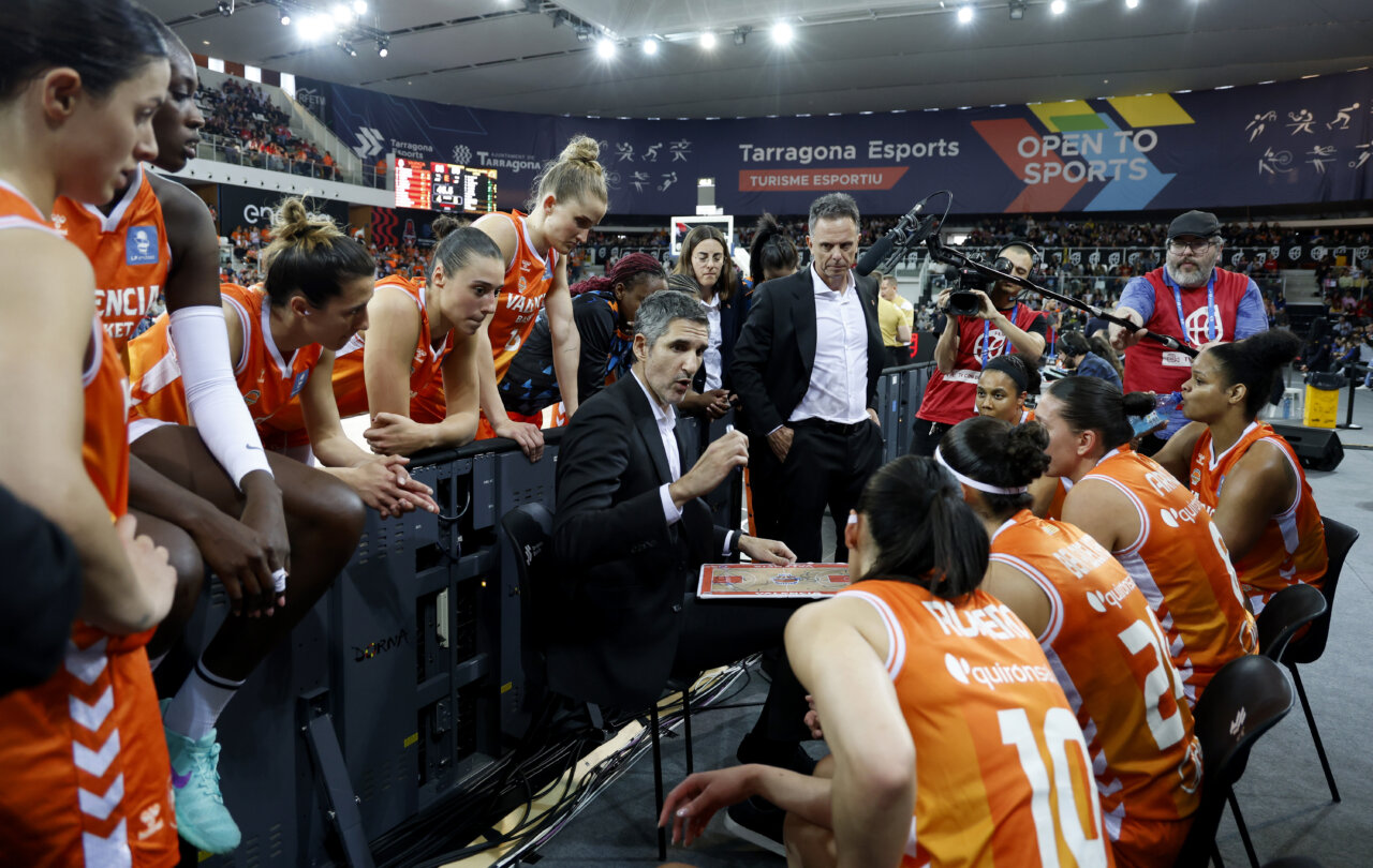 Entrenador y jugadoras de Valencia Basket durante un tiempo muerto