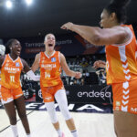 Jugadoras de Valencia Basket celebran su victoria en la Copa de la Reina 2026.