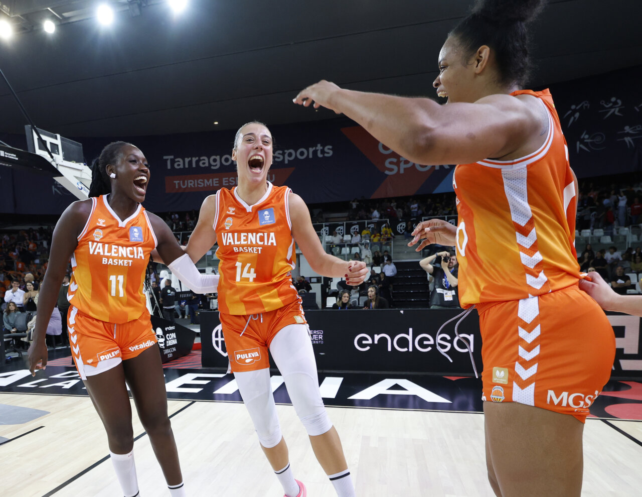 Jugadoras de Valencia Basket celebran su victoria en la Copa de la Reina 2026.