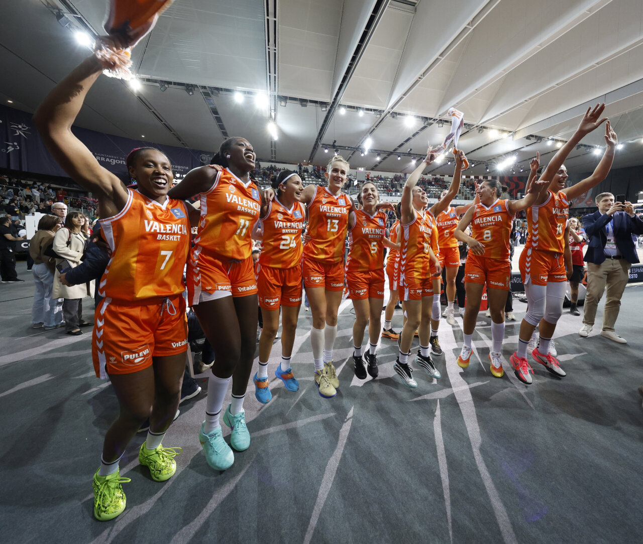 Jugadoras del Valencia Basket celebran su victoria en la Copa de la Reina 2026.
