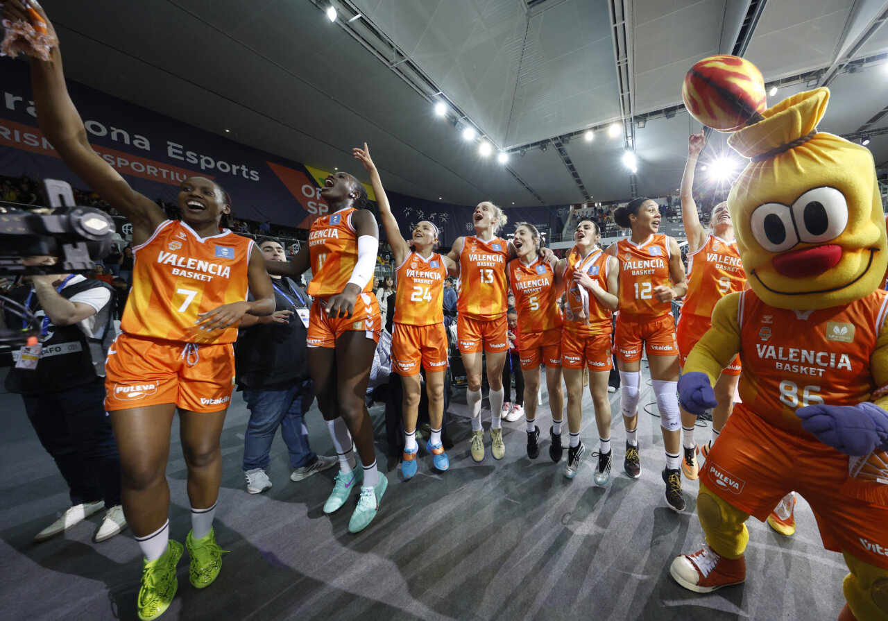 Jugadoras del Valencia Basket femenino celebrando su victoria en la Copa de la Reina 2026.