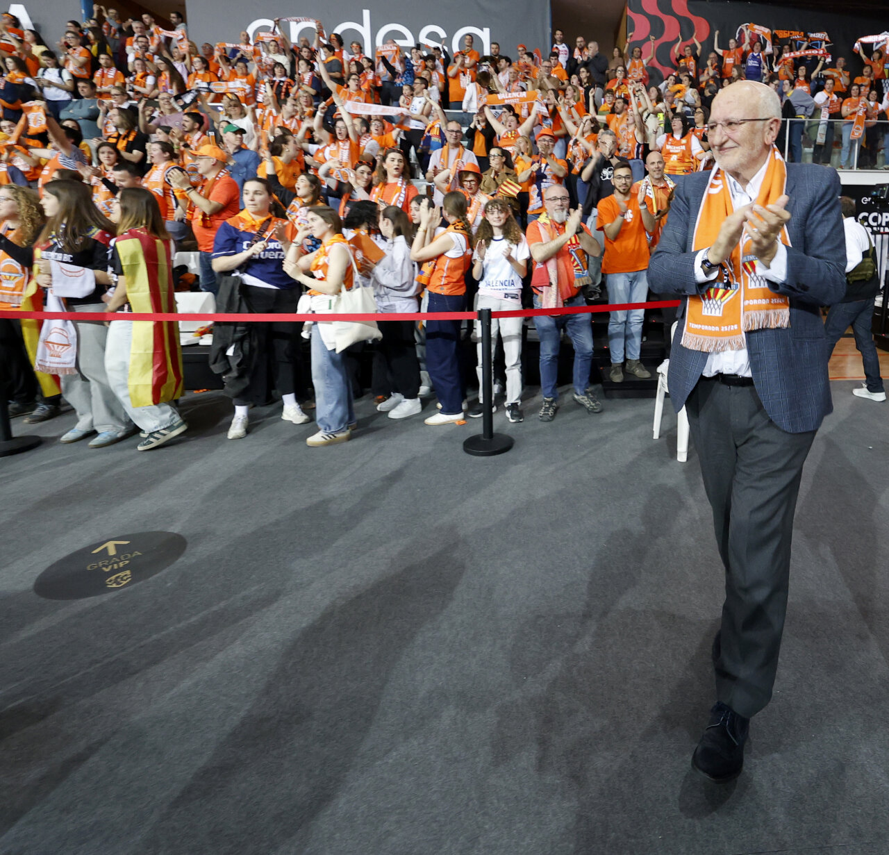 Aficionados del Valencia Basket celebran la victoria en la Copa de la Reina 2026.
