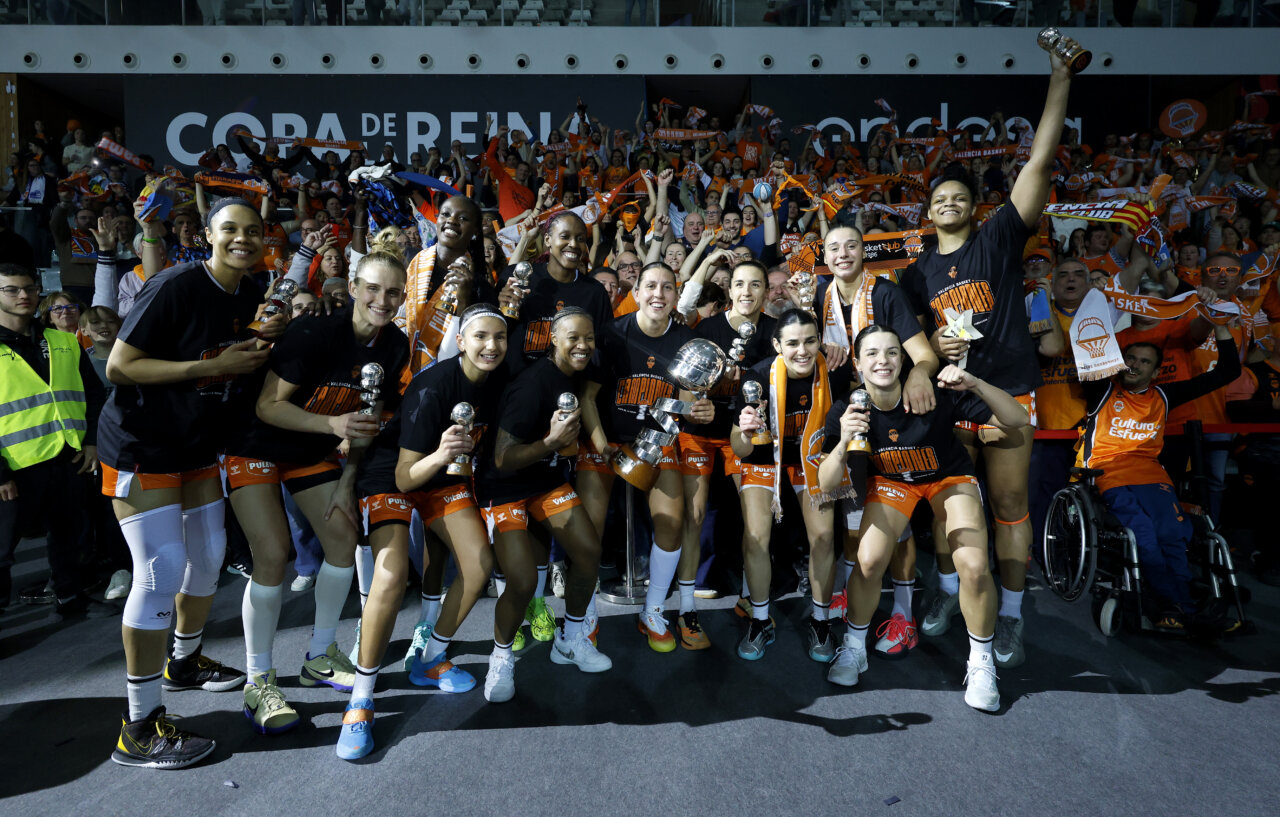 Jugadoras del Valencia Basket celebrando la victoria en la Copa de la Reina 2026
