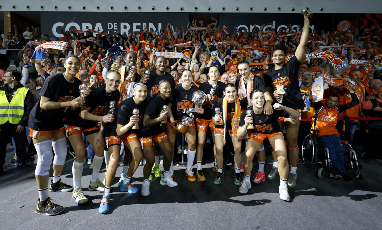 Jugadoras de Valencia Basket celebrando su victoria en la Copa de la Reina 2026