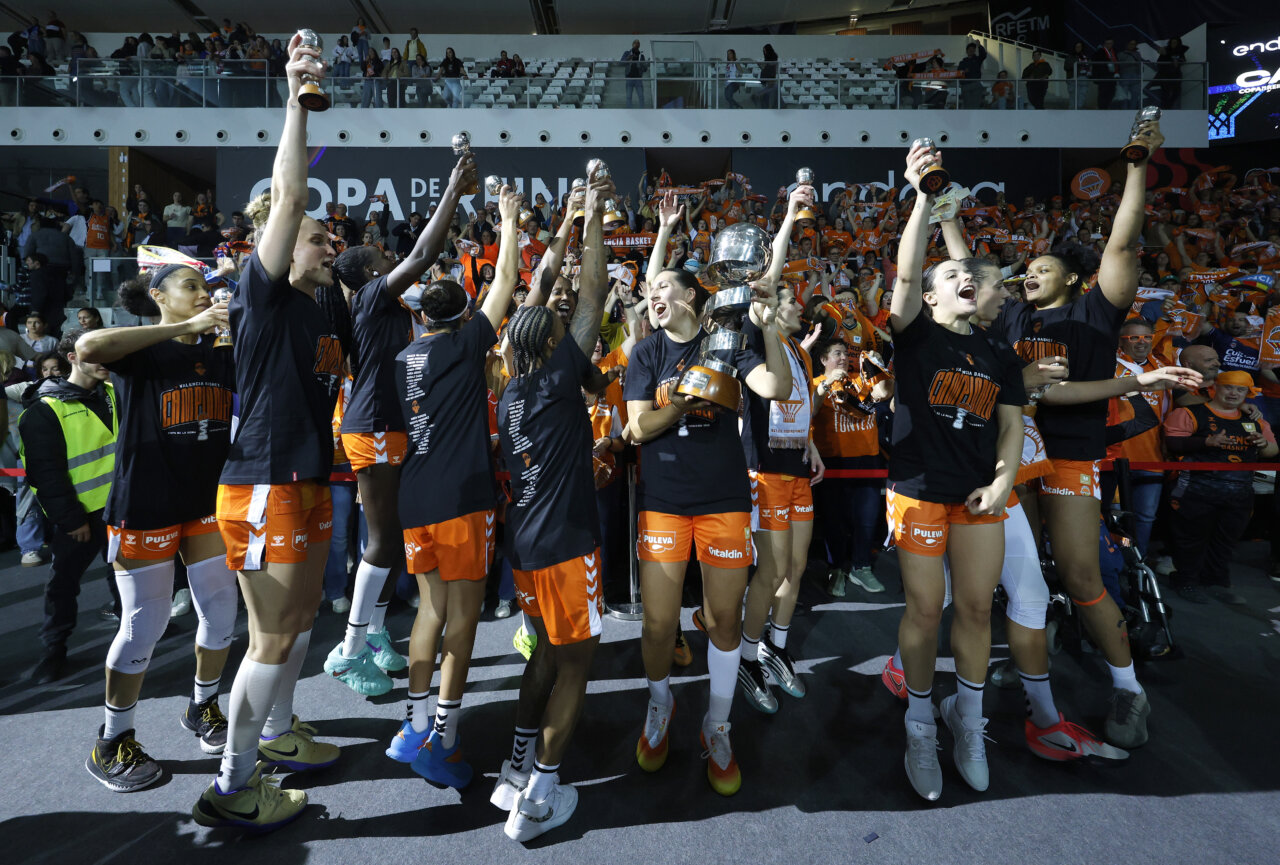 Jugadoras del Valencia Basket celebrando su victoria en la Copa de la Reina 2026