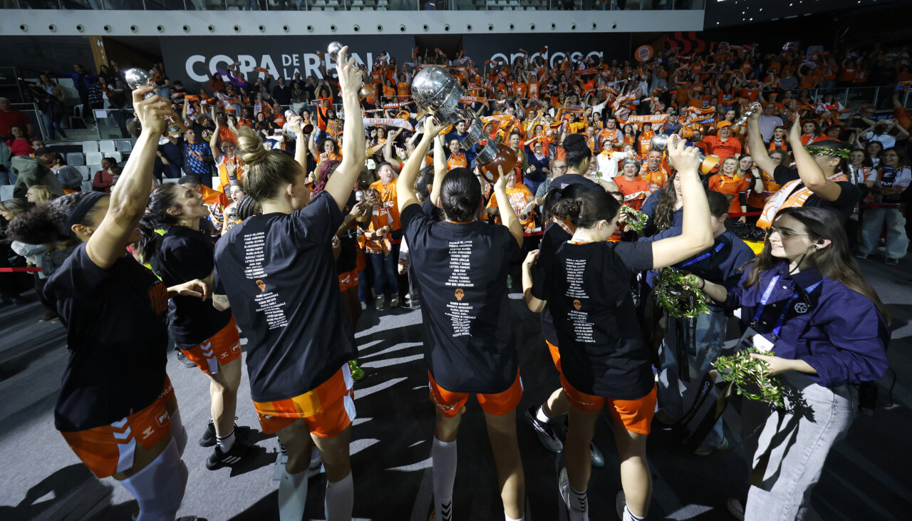 Jugadoras del Valencia Basket celebran su victoria en la Copa de la Reina 2026