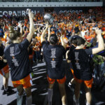Jugadoras del Valencia Basket celebrando el campeonato de la Copa de la Reina 2026