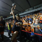 Jugadora del Valencia Basket celebrando con el trofeo en la Copa de la Reina 2026