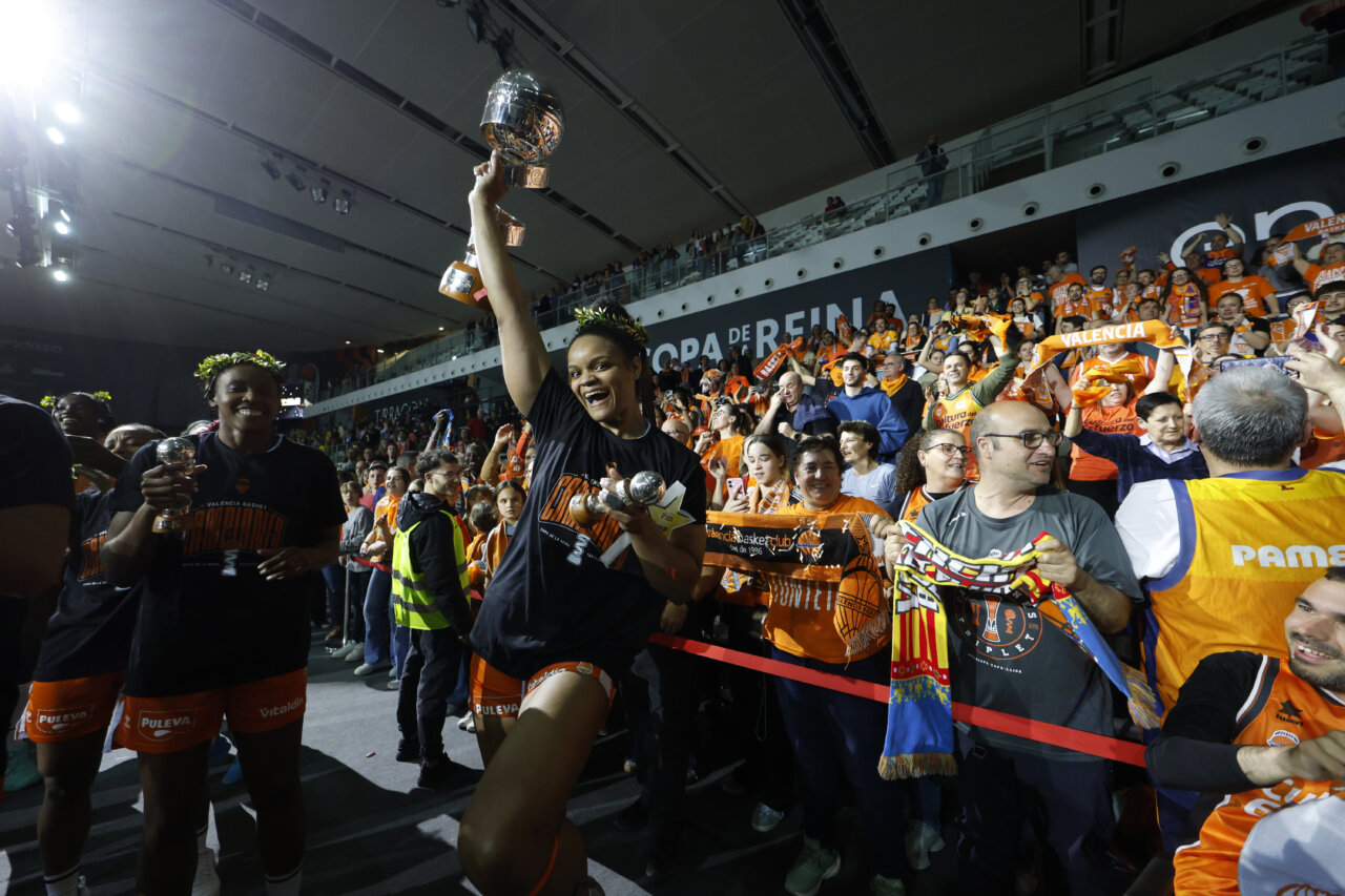 Jugadora del Valencia Basket celebrando con el trofeo en la Copa de la Reina 2026