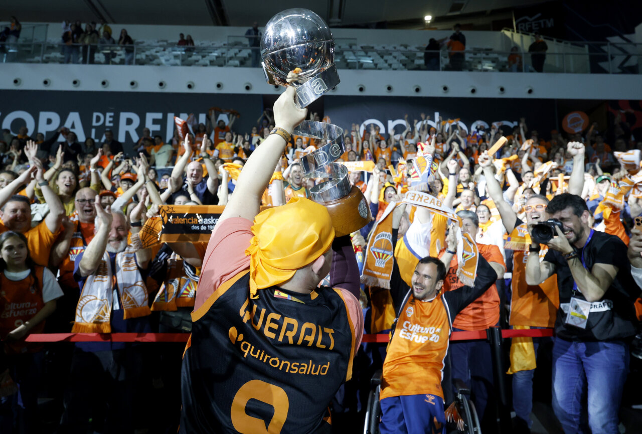 Jugadora del Valencia Basket levantando el trofeo de la Copa de la Reina 2026