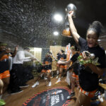 Jugadoras del Valencia Basket celebrando la victoria en la Copa de la Reina 2026
