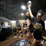 Jugadoras del Valencia Basket celebran con alegría su victoria en la Copa de la Reina 2026.