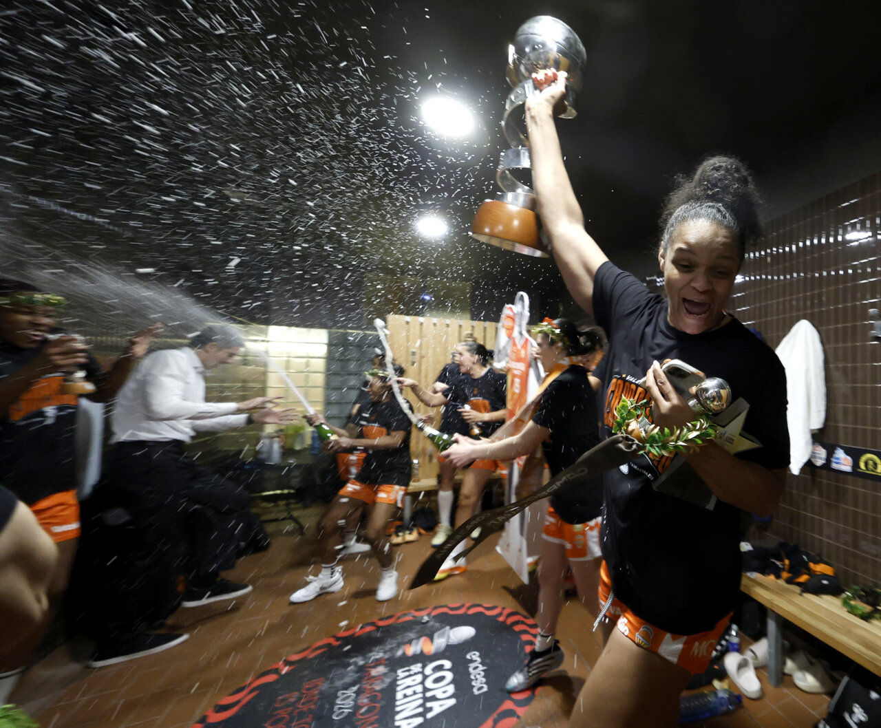 Jugadoras del Valencia Basket celebran con alegría su victoria en la Copa de la Reina 2026.