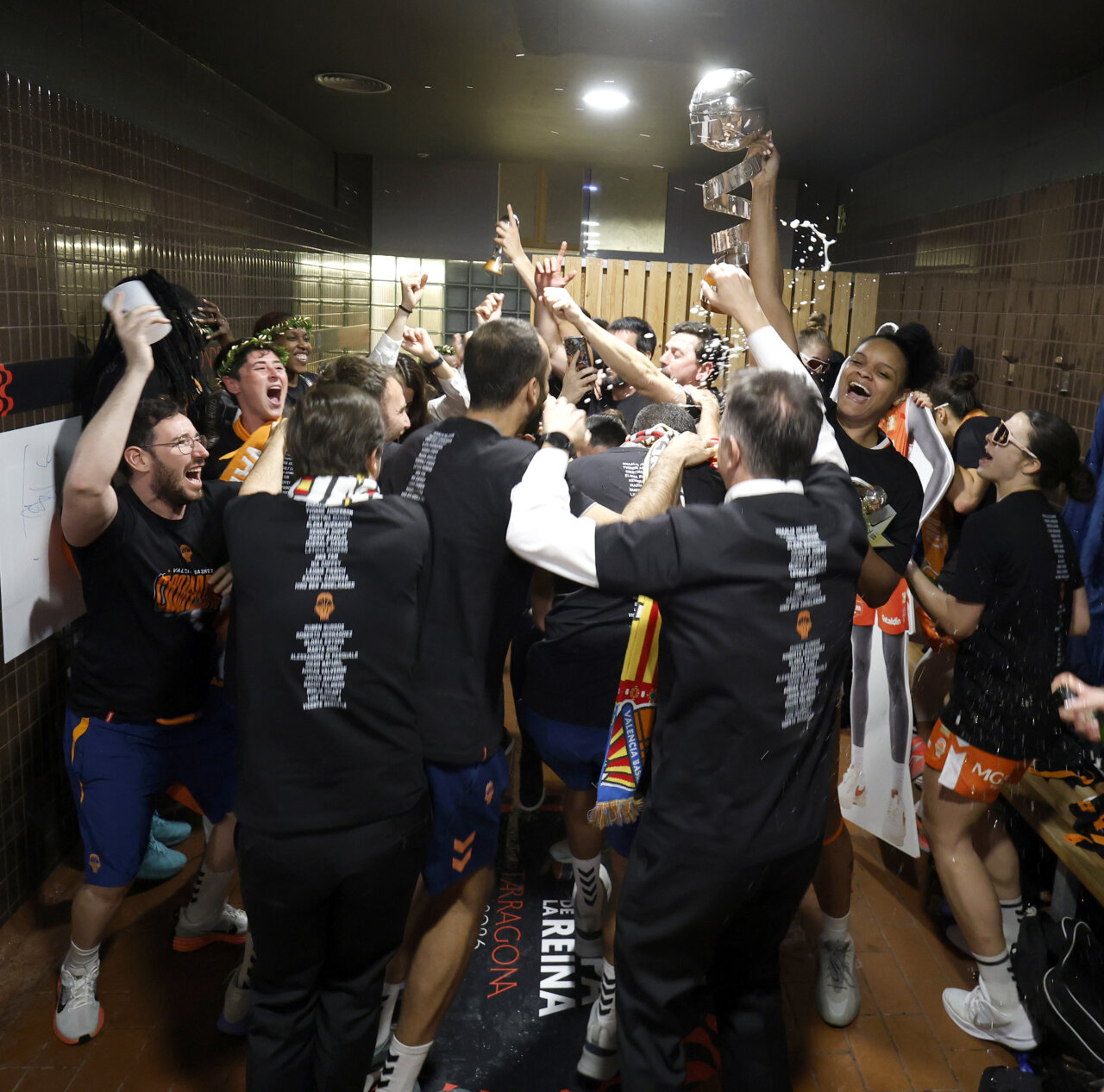 Jugadores de Valencia Basket celebrando victoria en la Copa de la Reina 2026