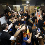 Celebración del equipo femenino de Valencia Basket tras ganar la Copa de la Reina 2026.