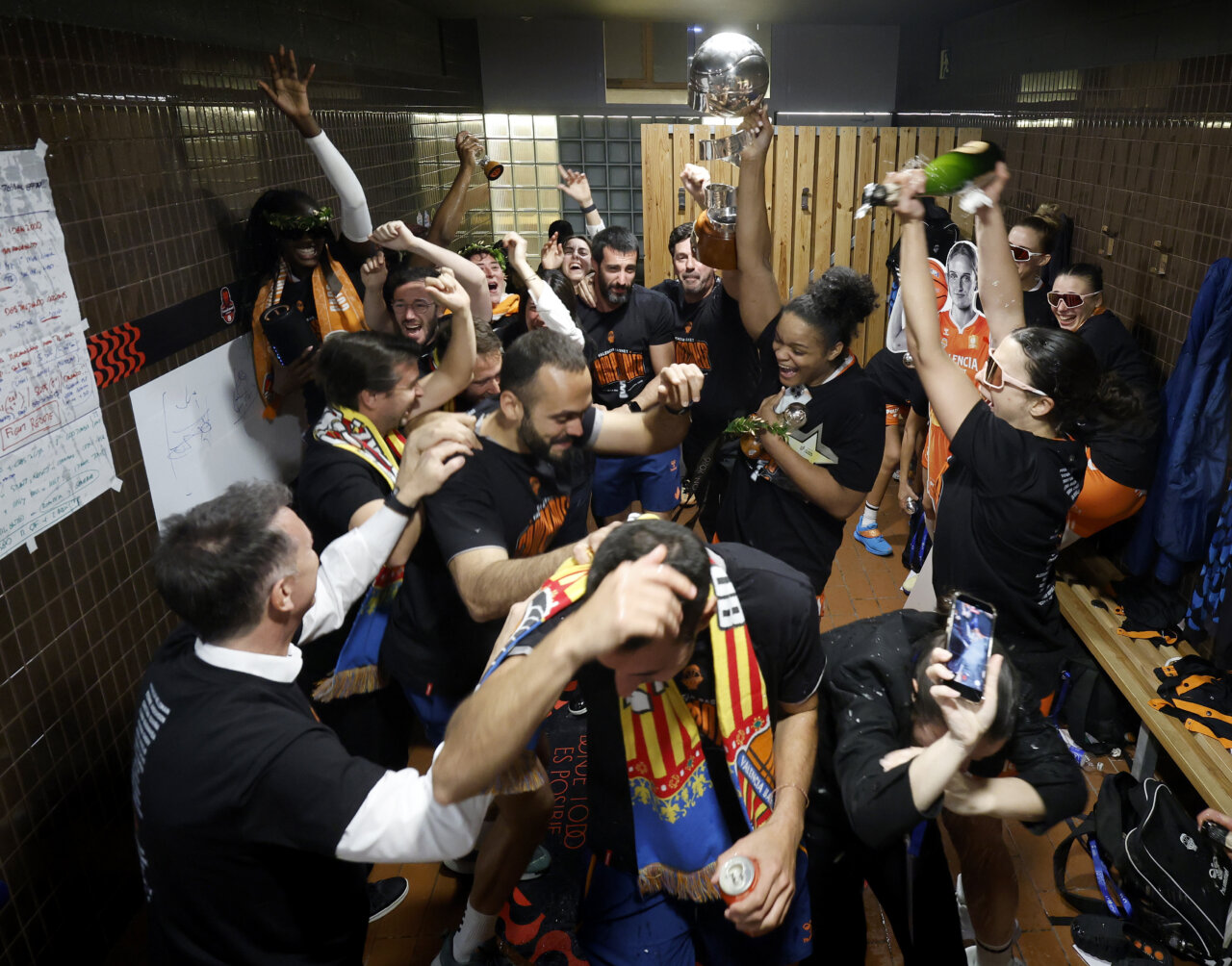 Celebración del equipo femenino de Valencia Basket tras ganar la Copa de la Reina 2026.