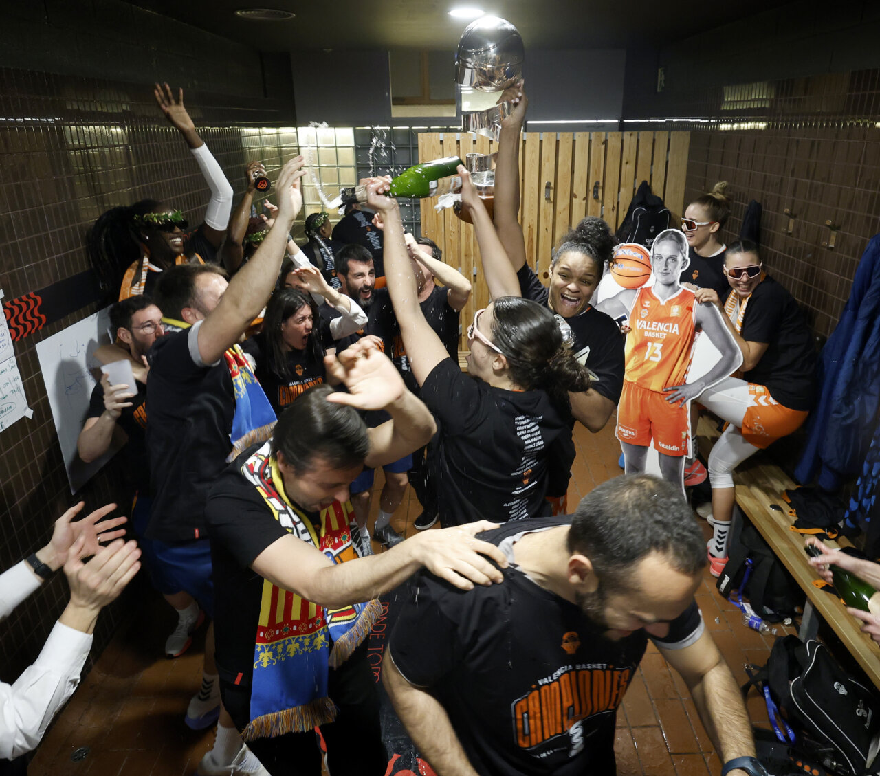Celebración del equipo femenino de Valencia Basket tras ganar la Copa de la Reina 2026.