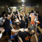 Celebración del equipo femenino de Valencia Basket tras ganar la Copa de la Reina 2026