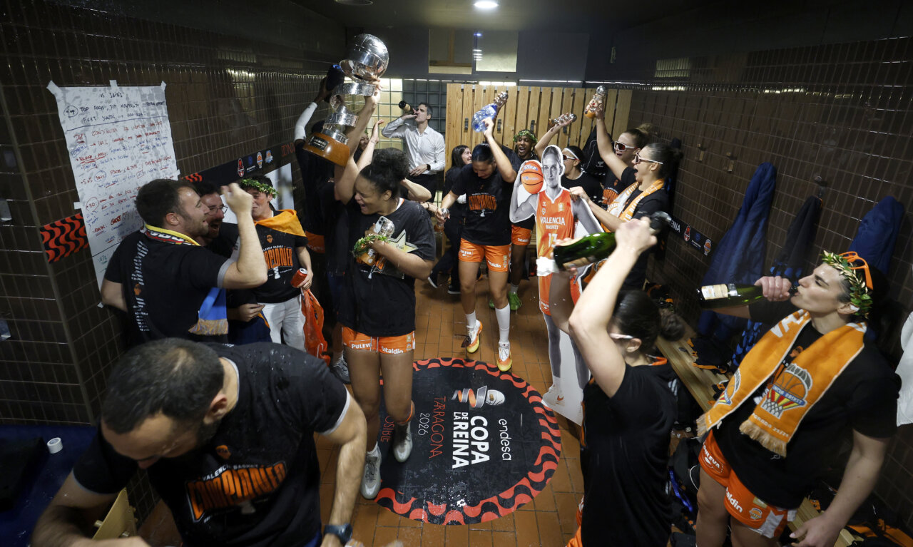Jugadoras de Valencia Basket celebrando su victoria en la Copa de la Reina 2026.