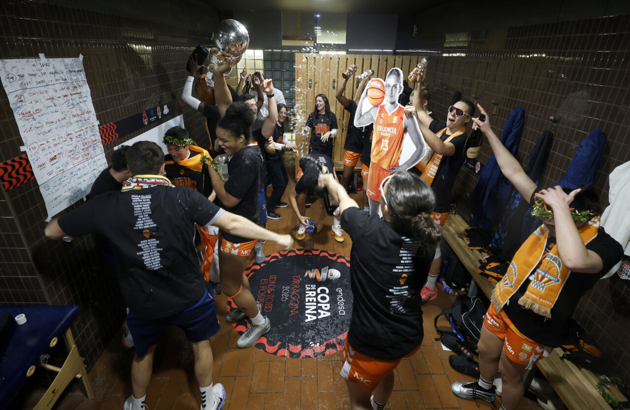 Jugadoras del Valencia Basket celebrando su victoria en la Copa de la Reina 2026
