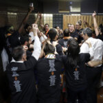 Jugadores del Valencia Basket femenino celebrando en el vestuario tras ganar la Copa de la Reina 2026.