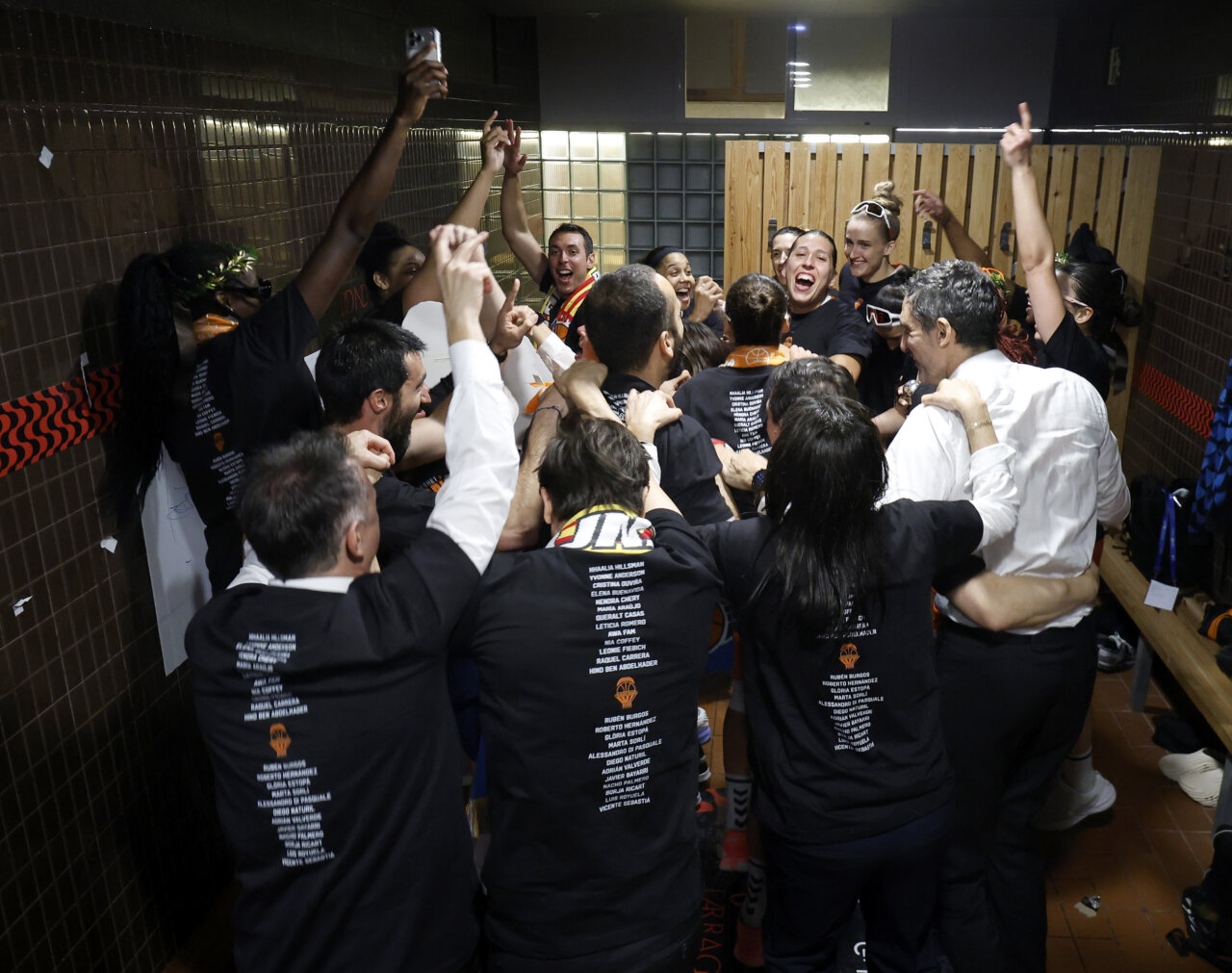 Jugadores del Valencia Basket femenino celebrando en el vestuario tras ganar la Copa de la Reina 2026.
