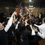 Celebración del equipo femenino de Valencia Basket tras ganar la Copa de la Reina 2026.