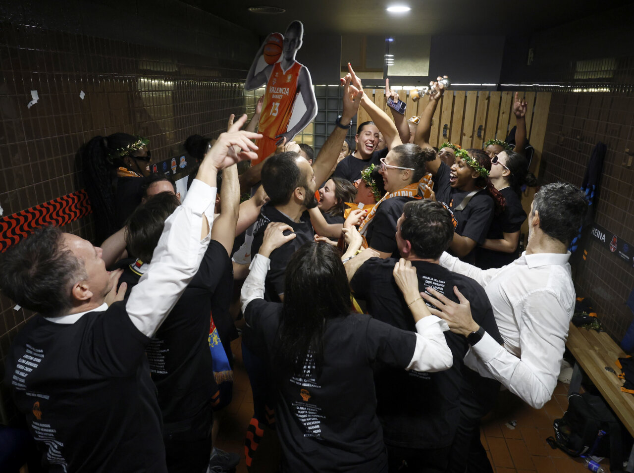 Celebración del equipo femenino de Valencia Basket tras ganar la Copa de la Reina 2026.