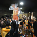 Jugadoras del Valencia Basket celebran su victoria en la Copa de la Reina 2026.