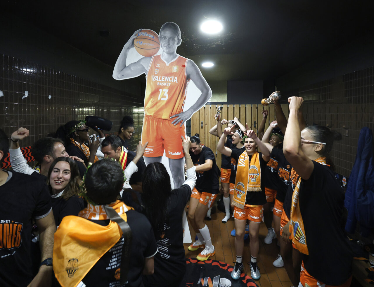 Jugadoras del Valencia Basket celebran su victoria en la Copa de la Reina 2026.