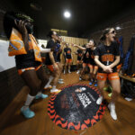 Jugadoras del Valencia Basket celebrando la victoria en el vestuario