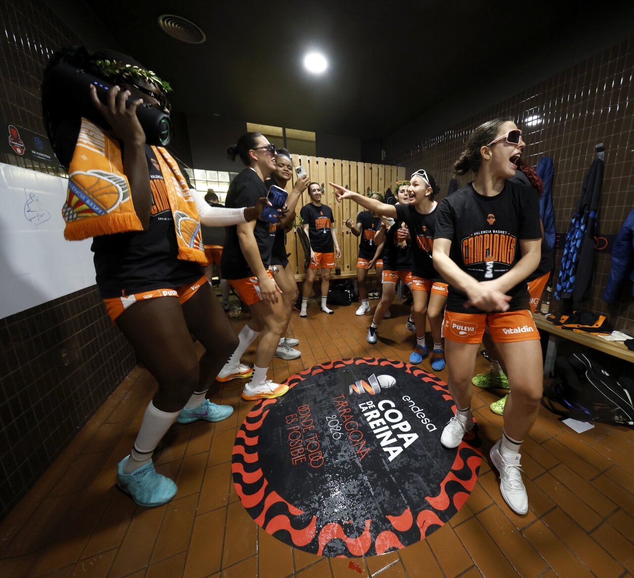 Jugadoras del Valencia Basket celebrando la victoria en el vestuario
