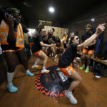 Jugadoras del Valencia Basket femenino celebrando en el vestuario tras ganar la Copa de la Reina.