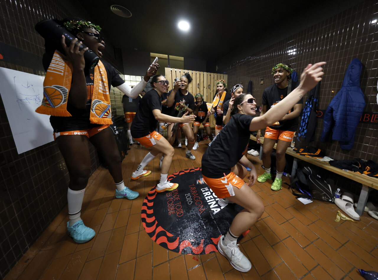 Jugadoras del Valencia Basket femenino celebrando en el vestuario tras ganar la Copa de la Reina.