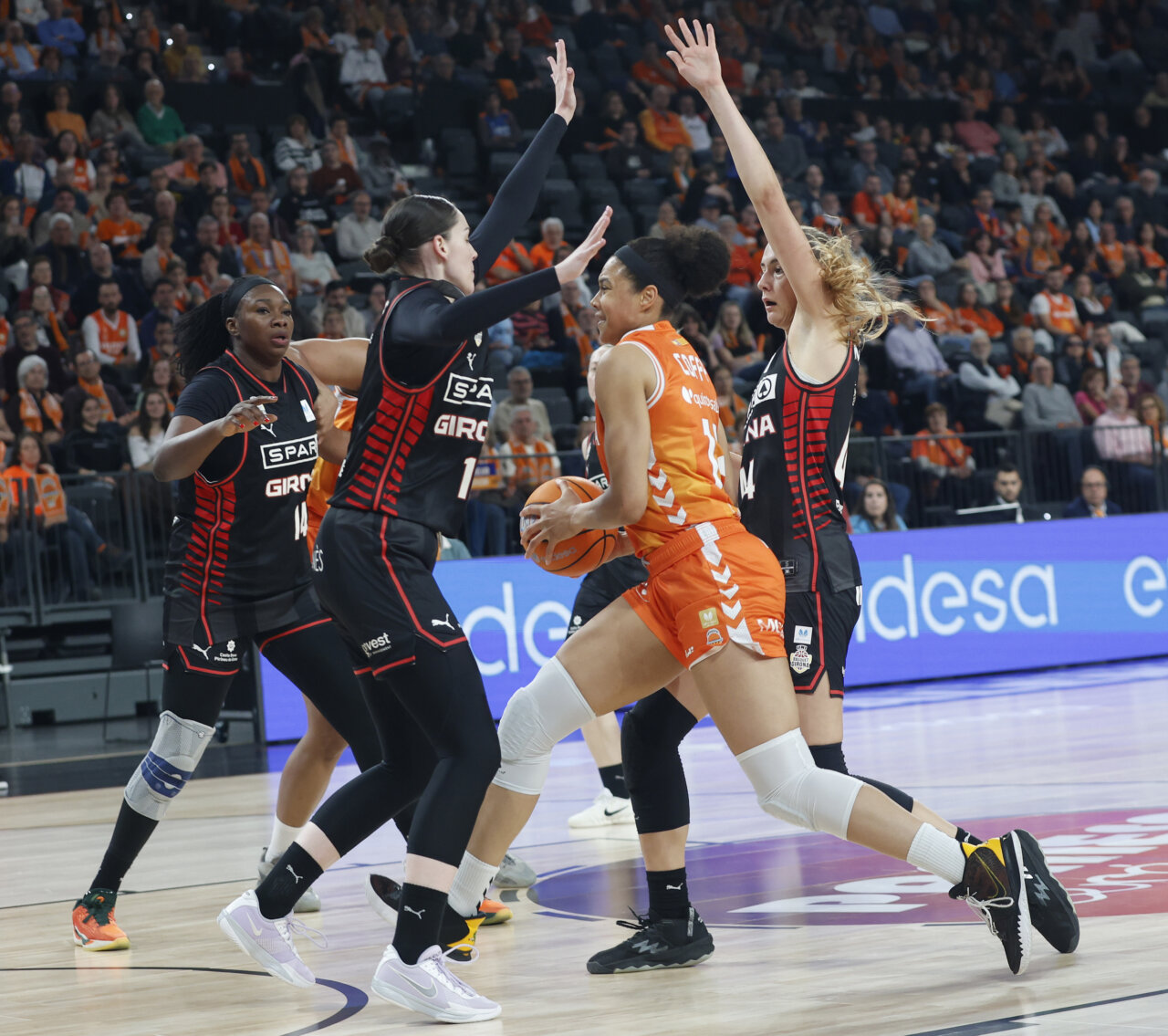 Jugadora del Valencia Basket en acción durante un partido contra Spar Girona.