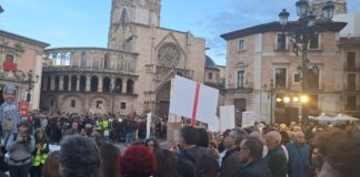 Multitud de personas en manifestación en Valencia contra el aforamiento de Mazón