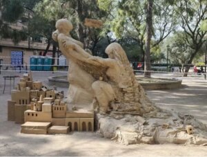 El centro de voluntariado La Cantina presenta el monumento No olvidar la DANA en la plaza Manuel Granero.