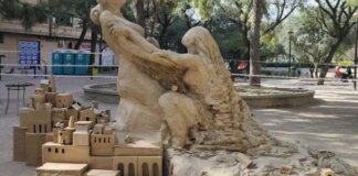 El centro de voluntariado La Cantina presenta el monumento No olvidar la DANA en la plaza Manuel Granero.